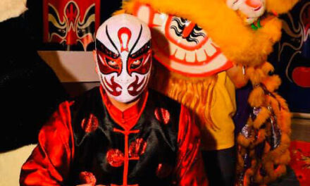 Luchador chino lleva salud abordo de un dragón