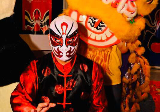 Luchador chino lleva salud abordo de un dragón